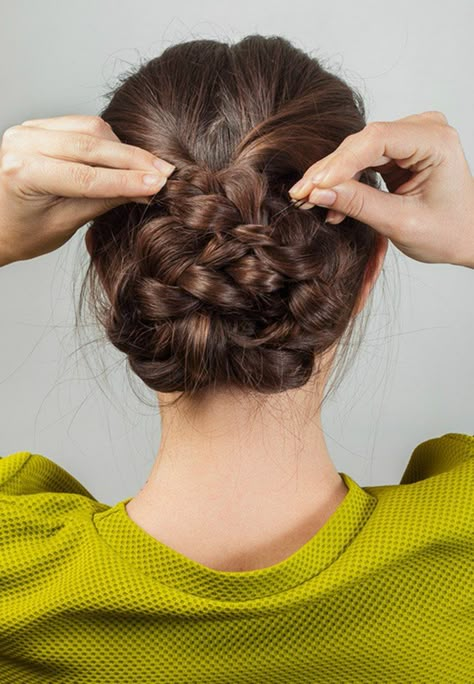 Tuto coiffure : 4 étapes faciles pour réaliser un chignon torsadé canon ! - Magicmaman.com Bun On Top Of Head, Braided Bun Tutorial, Braided Bun Tutorials, Chignon Simple, Bun Hair Piece, Hair Bun Tutorial, Bun Tutorial, Braided Bun, One Hair