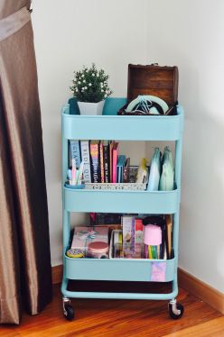 Ikea Trolley Books, Book Trolley Aesthetic, Ikea Trolley Ideas, Craft Trolley, Book Trolley, Ikea Trolley, Organizing Aesthetic, Aesthetic Organizer, Bedroom Concept