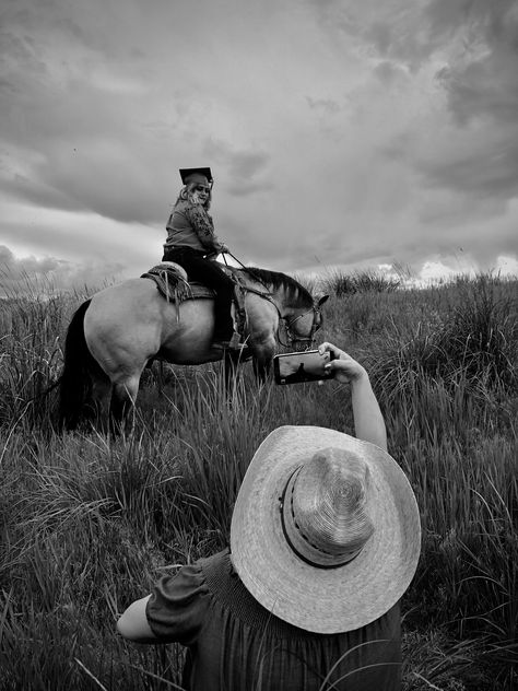 Western Photography, Cowboy Horse, Western Life, Cowgirl Aesthetic, Cowgirl And Horse, Horse Aesthetic, Western Aesthetic, Horse Ranch, Ranch Life