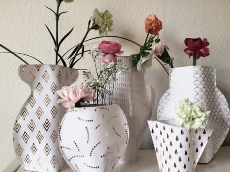 Paper Vase: à chacun son cache-vase fait-maison et récup! Paper Vase Diy, Milk Carton Vase, Paper Vase Diy How To Make, Cardboard Flower Vase, Paper Automata, Vase Peinturé, Vase Origami, Paper Flower Vase, Paper Snowflakes Diy