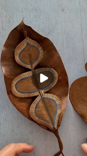 Instagram video by elena nuez • Aug 7, 2022 at 9:51 AM Texture Pottery, Palm Leaf Decor, Leaf Art Diy, Palm Leaf Art, Leaf Projects, Textile Art Embroidery, Jute Crafts, Leaf Crafts, Art Embroidery