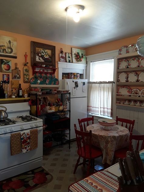 Nostalgic Kitchen Aesthetic, Grandma Core Kitchen, Architect Girl, Grandmacore House, Grandma Kitchen, 1940s Kitchen, Stairs In Kitchen, Kitchen Countertop Decor, Grandma Chic