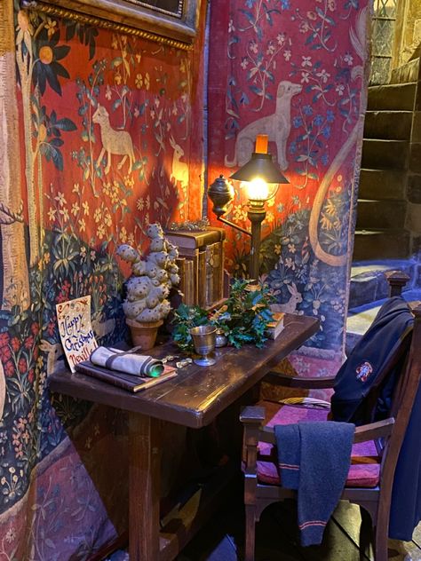 Gryffindor Common Room Wallpaper, Hogwarts Aesthetic Decor, Gryffindor Common Room Aesthetic, Hogwarts Common Room Aesthetic, Gryffindor Common Room Bedroom, Common Room Aesthetic, Gryffindor Bedroom Aesthetic, Hogwarts Dorm Aesthetic, Hogwarts Room Aesthetic