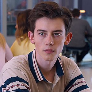 Griffin Gluck Ducky Momo, Griffin Gluck, Brunette Black Hair, Hello Kitty Backgrounds, Black Families, I Have A Crush, Tv Characters, Tall Girl, Smash Book