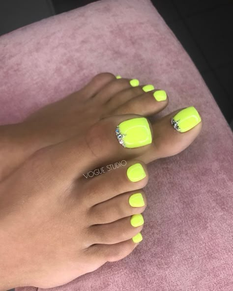 Neon Toe Nails, Yellow Toe Nails, Pedicure Design, Acrylic Toenails, Pedicure Designs Toenails, French Pedicure, Pedicure Nail Designs, Toe Nail Color, Acrylic Toe Nails