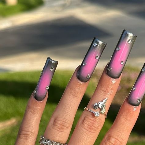 Nail Story | IE Nail Artists on Instagram: "🔗 Chrome aura 💓✨  💅🏼 Acrylic square set with silver chrome & pink airbrushed auras  💁🏻‍♂️ Nails & designs by Daniel  #auranails#auranailart#airbrushnails#airbrushnailart#airbrushnailsart#chromenailart#chromenails" Square Silver Chrome Nails, Chrome Airbrush Nails, Pink And Silver Chrome Nails, Silver Aura Nails, Airbrush Art Nails, Aura Acrylic Nails, Aura Nails Acrylic, Aura Chrome Nails, Chrome Aura Nails