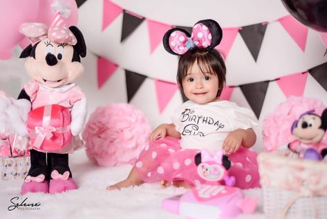 Minnie Mouse Photo Shoot Ideas, Baby Photography Poses, Mouse Photos, Minnie Mouse Theme, Mini Mouse, Monthly Photos, Birthday Photography, Minnie Mouse Birthday, Baby Photography