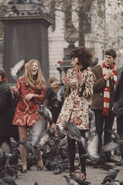 Swinging Sixties Fashion, London In September, 1960s Mod Fashion, 60s Fashion Vintage, Trafalgar Square London, Swinging London, 70s Outfits, Swinging Sixties, Sixties Fashion