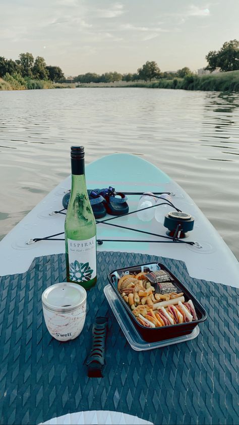 Aesthetic Paddle Board, Stand Up Paddle Boarding Aesthetic, Paddle Board Aesthetic, Paddleboarding Aesthetic, Paddle Boarding Aesthetic, Paddleboarding Pictures, Continue A Nadar, Paddle Boarding Pictures, Wine Snacks