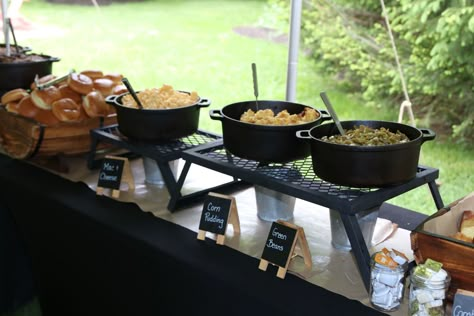 Fall Catering Table Ideas, Fall Food Display Ideas, Sliders Display Ideas, Bbq Catering Display, Catering Display Ideas, Wedding Buffet Decoration, Potluck Wedding, Bbq Buffet, Outdoor Buffet