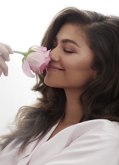 Zendaya Photoshoot, Mode Zendaya, Beauty Fotografie, Elle Girl, Zendaya Maree Stoermer Coleman, Makeup Brows, Zendaya Outfits, Zendaya Style, Tom Holland Zendaya