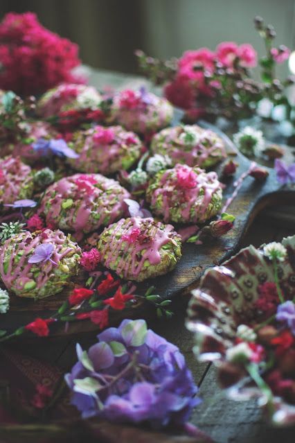 Rose Pistachio, Persian Desserts, Mushroom Supplements, Edible Flowers Recipes, Iranian Cuisine, Love Cookies, Persian Cuisine, Iranian Food, Almond Meal