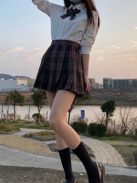 Clothes Practice, Beauty Leg, Teenager Outfits, School Uniforms, Streetwear Women, Beauty Queens, Thigh High, Skater Skirt, Straw