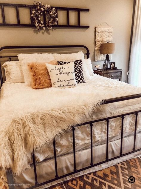 farmhouse bedroom with ladder wall decor Farm Style Bedroom Ideas, Western Boho Bedroom, Farmhouse Bedroom Ideas, Western Bedroom Decor, Dream Farmhouse, Western Bedroom, Ideas Hogar, Farmhouse Bedroom Decor, Country Bedroom