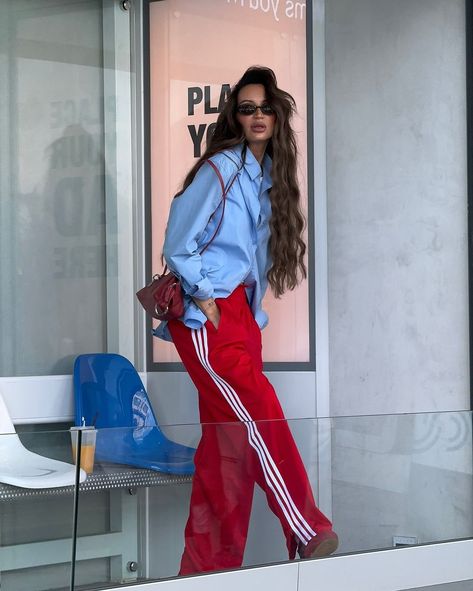 • Style Point Color Inspo : Blue 🌌🛰️ Paint Your Color, Marki • #markispace • • #girlsfashion #womenswear #outfitinspo #trendfashion #girlstyle #sweater #blue Red Athleisure Outfit, Red Accent Outfit, Cute Chill Outfits, Fashion Identity, Basic Jeans, Look Adidas, Sneakers Street Style, Trouser Outfits, Chill Outfits