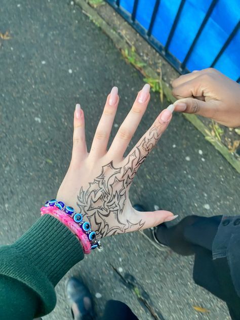 Small Hand Drawings On Hand, Y2k Tattoo Ideas Hand, Hand Tattoos Y2k, Cool Hand Doodles, Ideas To Draw On Your Hand, Y2k Hand Tattoo, Zane Core, Y2k Tattoos, Hand Tatto