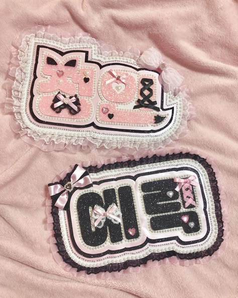 you & your bestie 💗🖤 🏷️: #kpop #slogan #nameboard #nameboardslogan #kpopcollection #lightstickribbon #kpopshop #kpopaesthetic #aesthetic… | Instagram Kpop Concert Signs Ideas, Nameboard Kpop, Kpop Slogan Design, Kpop Signs Concert, Kpop Banner Concert, Kpop Concert Sign Ideas, Kpop Name Board, Kpop Concert Poster Ideas, Kpop Concert Signs