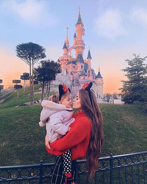 Disneyland Outfit Ideas, Outfit Ideas For Moms, Disney Fall, Disney Poses, Disney Picture Ideas, Mother Daughter Pictures, Toddler Pictures, Disneyland Photos, Disney Photo Ideas