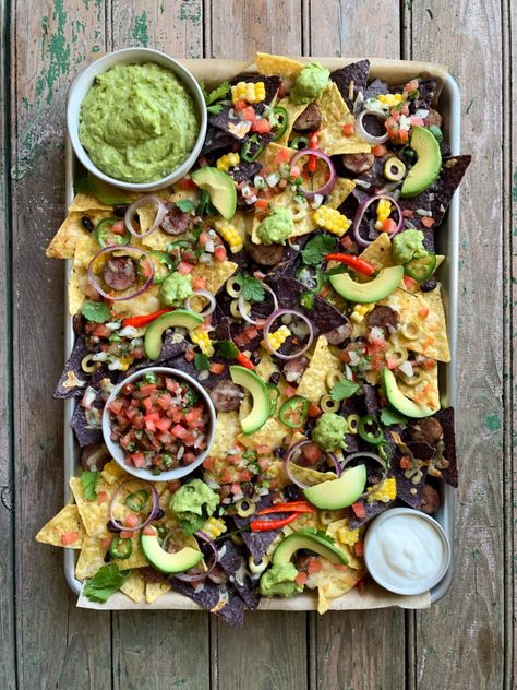 Nacho Platter, Guacamole Recept, Fresh Guacamole, Cook Healthy, Hot Italian Sausage, Party Food Platters, Game Day Snacks, Charcuterie Recipes, Pot Meals