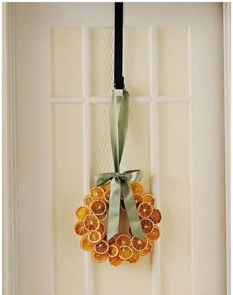 Decoracion Navidad Diy, Citrus Wreath, Julkransar Diy, Natal Natural, Thanksgiving Decorations Outdoor, Natural Christmas Decor, Christmas Time Is Here, Natural Christmas, Decorating Ideas For The Home