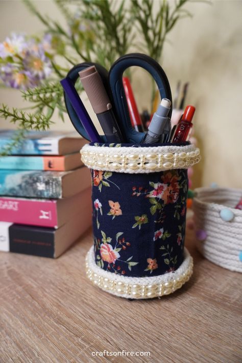 DIY Pen Holder From Scrap Fabric - Craftsonfire Pen Holder Design, Pen Holder, Pen Holder Diy, Elegant Pens, Diy Videos Tutorials, Fabric Pen, Beautiful Pen, Recycled Projects, Quilt Binding