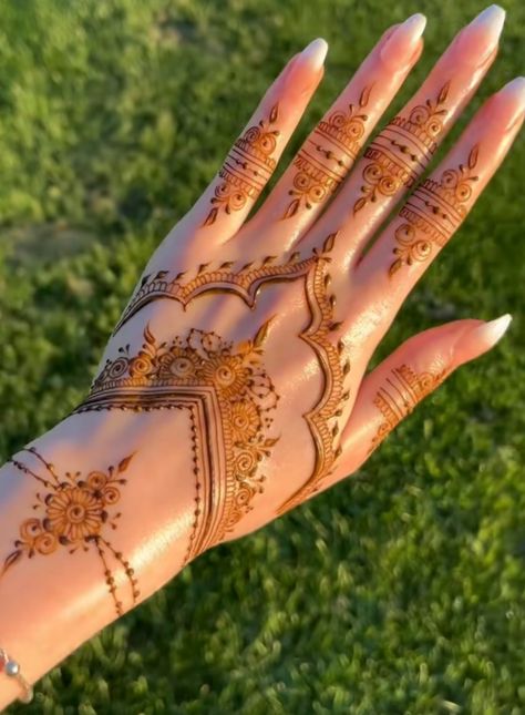 Simple Beginner Henna Designs, Beautiful Henna Designs Unique, Henna Islam, Henna Wedding Designs, Mehendi Design Aesthetic, Pretty Henna Designs Unique, Arabic Henna Designs Unique, Summer Henna Designs, Simple Bridal Henna