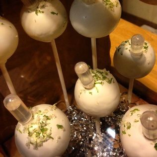 Whiskey Cake Pops, Boozy Cake Pops, Vodka Cake, Strawberry Boxes, Cake Pop Flavors, Alcohol Cake, Strawberry Box, Whiskey Cake, Absolut Vodka