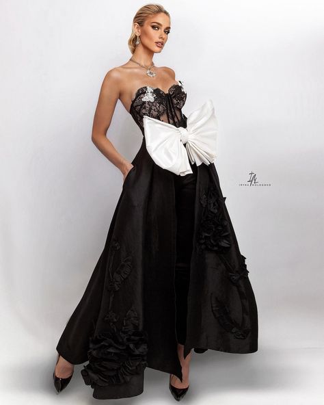 Handmade 3d flowers black taffeta overskirt. Very adjustable and versatile. Wear it with trousers, mini or maxi skirt. #skirts #holidayparty #celebritystyle #redcarpet #christmasparty #blackandwhite #classy #classic #oldhollywood #metgala #redcarpetfashion #fashionphotography #bigbow High Fashion Photoshoot, Date Night Fashion, Dresses Date Night, Kids Couture, Corsets And Bustiers, Floor Length Skirt, 3d Flowers, Romper With Skirt, Fashion Photoshoot