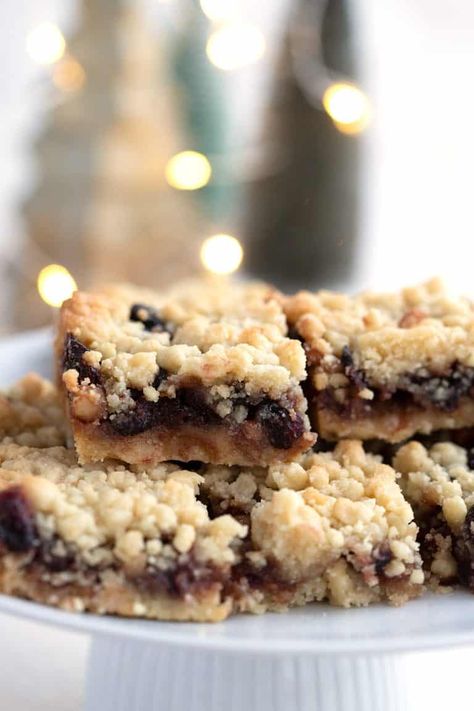 Close up shot of keto mincemeat shortbread bars on a white plate with Christmas lights in the background. Thm Bars, Mincemeat Cookies, Mince Pie Recipe, Cheese Bars, Cream Cheese Bars, Minced Meat Recipe, Keto Bars, Date Bars, Keto Diets