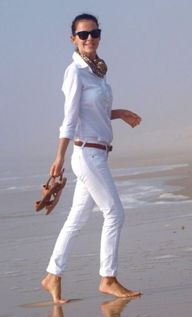 Good Life of Design: 10 Ways To Make An All White Summer Outfit Work Outfits With Sleeves, Classic Summer Outfits, How To Wear Jeans, White Summer Outfits, White Blouses, White Jeans Outfit, Elegante Casual, Summer White, How To Wear Scarves