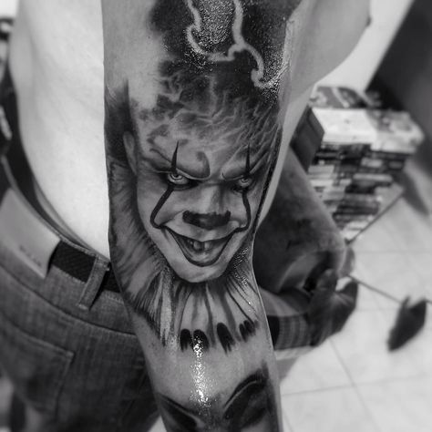 Black Pennywise Tattoo -iamsuperlativa Pennywise Tattoo, Skull Sleeve Tattoos, Girl Face Tattoo, Realistic Tattoo Sleeve, Evil Tattoos, Wicked Tattoos, Scary Tattoos, Cool Forearm Tattoos, Theme Tattoo