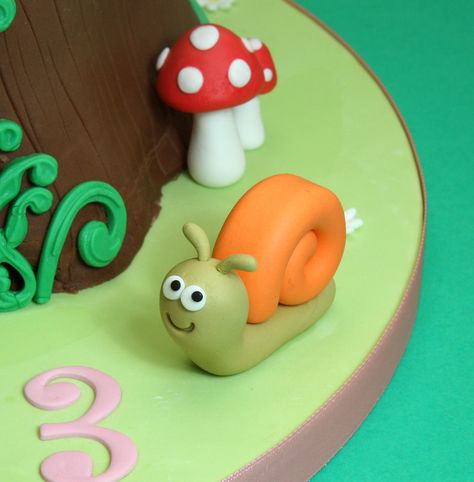 Snail Cake Topper, Snail Cake Ideas, Fondant Snails, Snail Fondant, Snail Birthday Party, Whale Birthday Cake, Snail Cake, Fondant Modelling, Birthday Pies