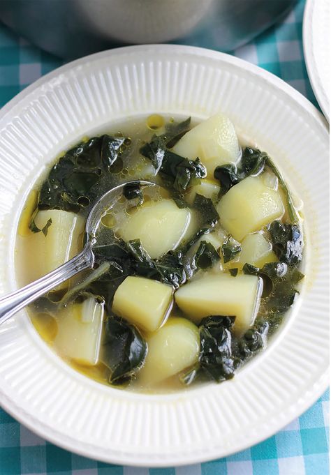 RECIPE: Nourishing Potato & Spinach Soup Potato Spinach Soup, Spinach And Potato Recipes, Legume Recipes, Potato Spinach, Great Vegan Recipes, Spinach Soup, Vegan Potato, Potato Soup Recipe, Potato Soup