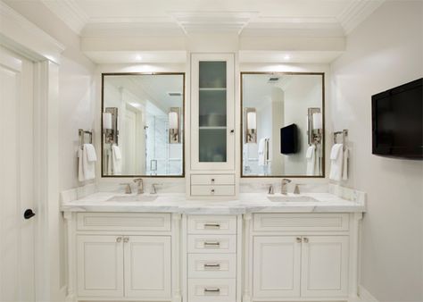 20 Classy and Functional Double Bathroom Vanities | Home Design Lover Small Bath Design, Master Vanity, Long Bathroom, Makeover Kamar Mandi, Master Bath Design, Best Kitchen Design, Bad Inspiration, Master Bath Remodel, Garage Apartment