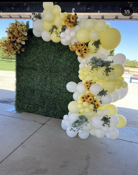 Sunflower Balloon Decorations, Sunflower Bridal Shower Balloon Arch, Sunflower Theme Balloon Garland, Sunflower Decor Party, Yellow And White Table Settings, Green And Yellow Party Ideas, Bride To Bee Balloon Arch, First Bee Day Balloon Arch, Sunflower Theme Gender Reveal