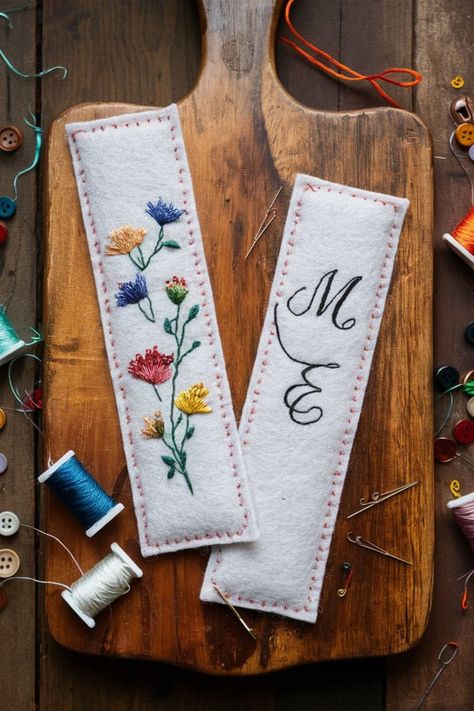 50 DIY Bookmarks [Easy To Make] – craftydiyers.com Yarn Bookmarks Diy Easy, Felted Bookmarks Diy, Felt Crafts Bookmark, Diy Bookmark For Boyfriend, Embroidery Corner Bookmark Diy, Diy Felt Bookmarks Free Pattern, Kids Diy Bookmarks, Diy Embroidery Bookmark, Custom Bookmarks Diy