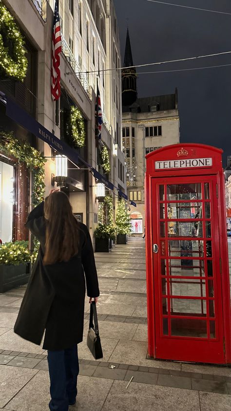 London Asthetics Photos, Ralphs Coffee, London Pics, Money Minimalist, London Christmas Lights, Minimalist Fashion Winter, London Streets, Red Telephone Box, Red Telephone