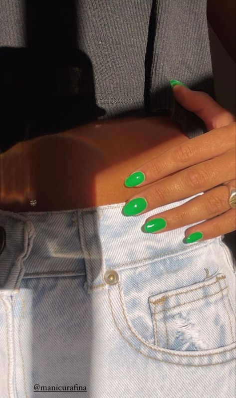 Preppy Green Nails, Kelly Green Nail Ideas, Bright Green Almond Nails, Kelly Green Nails, Bright Green Nails, Summer Green Nails, Lime Nails, Fruit Nail Designs, Fruit Nail