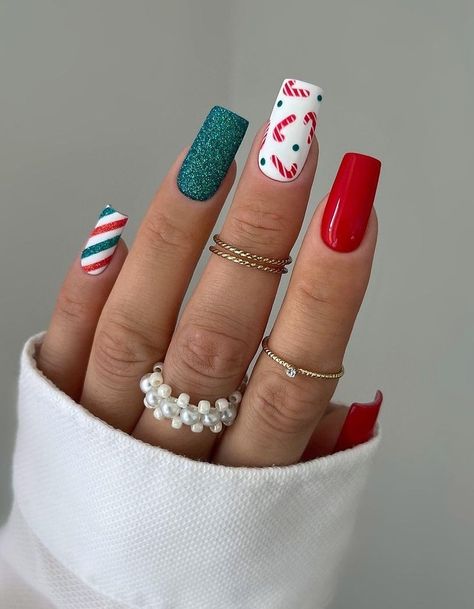 Medium Winter Nails, Winter Nails Ideas, Nail Art Noel, Candy Cane Nails, Plaid Nails, Cute Christmas Nails, Simple Gel Nails, Nail Design Ideas, Striped Nails