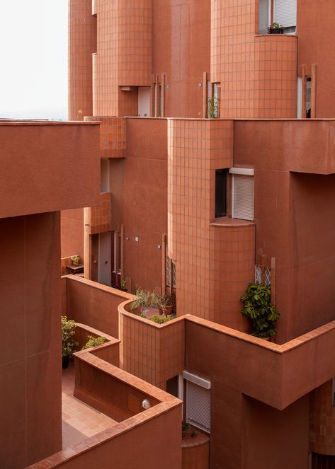 Ricardo Bofill, Architecture Aesthetic, Modern Architecture Building, House Architecture, Classical Architecture, Architecture Exterior, Apartment Inspiration, Brutalism, Minimalist Interior