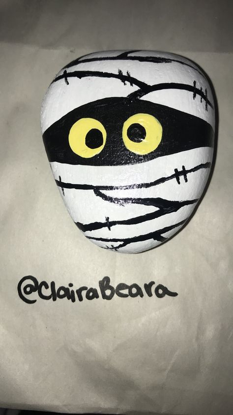 Mummy Rock Painting, Halloween Rocks Painted Easy, Halloween Rock Paintings, Painted Rocks Halloween Ideas, Rock Painting Halloween Ideas, Frankenstein Rock Painting, Halloween Rock Painting Ideas Easy, Halloween Painted Rocks Ideas, Halloween Rocks Painted Ideas