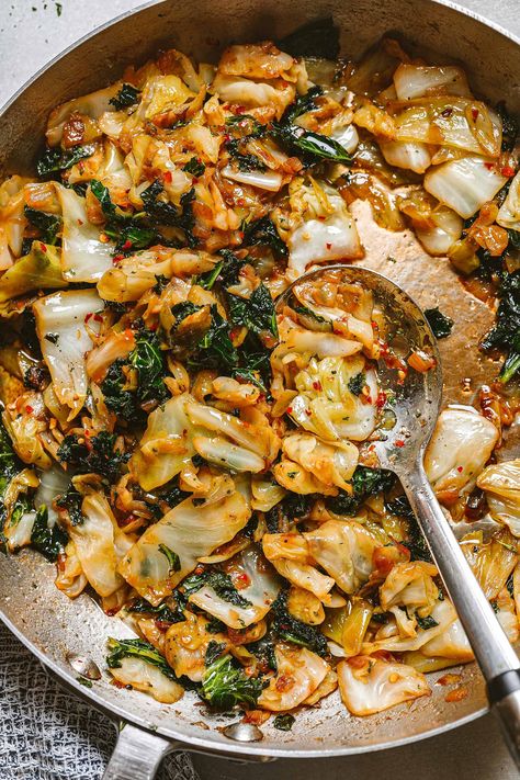 Garlic Sauteed Cabbage Kale Skillet Recipe - #cabbage #kale #reicpe #eatwell101 - This kale and cabbage skillet recipe is the perfect way to get your veggies in!  - #recipe by #eatwell101® Curly Cabbage Recipes, Sauteed Cabbage And Onions, Cabbage And Kale Recipes, Green Cabbage Recipes, Garlicky Cabbage, Cabbage And Beans, Kale Skillet, Cabbage And Onions, Cabbage And Kale