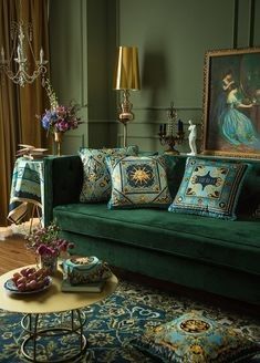 Green Sofa, Home Decor Living Room, Living Room Green, Home Decorating Ideas, Green Rooms, Decoration Inspiration, Living Room Inspo, Decor Living Room, Dream House Decor