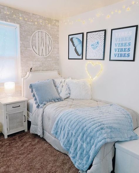 My daughter is moving into college this year and she loved these dorm room ideas! College Bedroom Decor, Blue Dorm, Blue Room Decor, Dream Dorm Room, Dorm Room Styles, Blue Bedroom Decor, College Dorm Room Decor, Dorm Room Designs, Girls Dorm Room