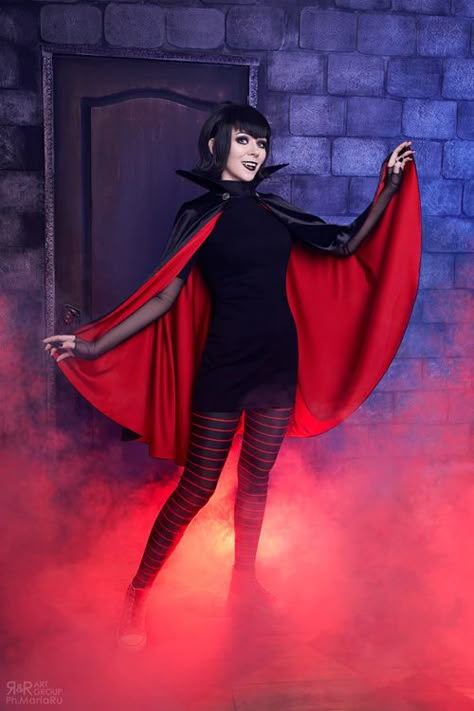 Mavis from Hotel Transylvania Cosplay Vampire Halloween Costume Ideas, Dracula Costume, Mavis Hotel Transylvania, Mavis Dracula, Vampire Halloween Costume, Vampire Halloween, Wig Styling, Halloween Tattoo, Hotel Transylvania