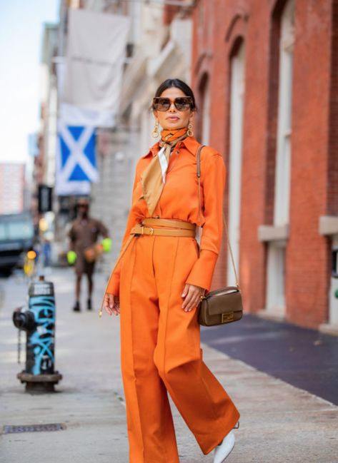 NEW YORK, NEW YORK - SEPTEMBER 07: Victoria Barbara is seen wearing orange pants and button shirt, scarf Khaite, Bottega Veneta shoes and jewelry, Fendi bag during New York Fashion Week September 2019 on September 07, 2019 in New York City. (Photo by Christian Vierig/Getty Images) #VictoriaBarbara Pantalon Orange, Orange Outfits, Mode Editorials, Orange Pants, Orange Outfit, Elegante Casual, Orange Shirt, Street Style Inspiration, Mode Inspo