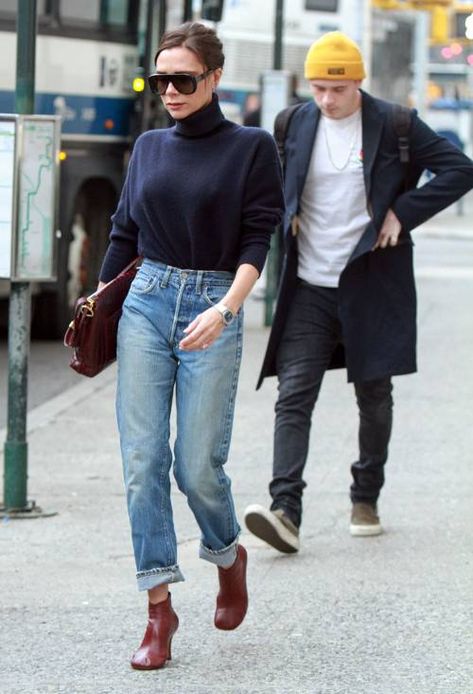 Even when Victoria Beckham wears relaxed jeans, she always looks polished. In this case, it's thanks to a classic navy turtleneck and luxe burgundy accessories. Big Jeans, Boyfriend Jeans Outfit, Oversized Plaid Shirts, Street Vibes, Boyfriend Jeans Style, Affordable Jeans, Looks Jeans, Spring Styles, Unisex Clothes