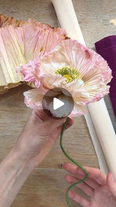 Crepe Paper Marigold Flowers, Paper Mache Flowers Diy, Crepe Paper Flower Templates, Paper Mache Flowers, Poppy Tutorial, Paper Poppies, Crepe Paper Flowers Tutorial, Crepe Paper Crafts, Crepe Paper Flowers Diy