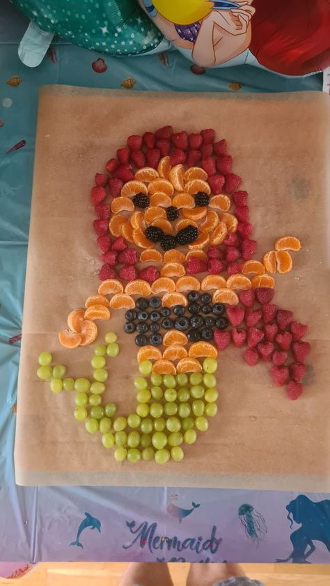 Mermaid made out of fruits and berries Mermaid Party Fruit Tray, Mermaid Charcuterie Board Ideas, Mermaid Fruit Ideas, Mermaid Party Charcuterie Board, Mermaid Dessert Ideas, Mermaid Fruit Platter, Mermaid Food Ideas Kids, Fruit Mermaid, Mermaid Veggie Tray