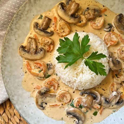 Creamy Garlic Prawns Served With Basmati Rice Recipe https://fooooods.com/creamy-garlic-prawns-served-with-basmati-rice-saharskitchen_ Garlic Prawns And Rice, Prawn Rice Recipes, Prawns And Rice, Prawn Sauce, Basmati Rice Recipe, Creamy Garlic Prawns, Prawn Rice, Prawn Skewers, Vegetarian Rice Recipes